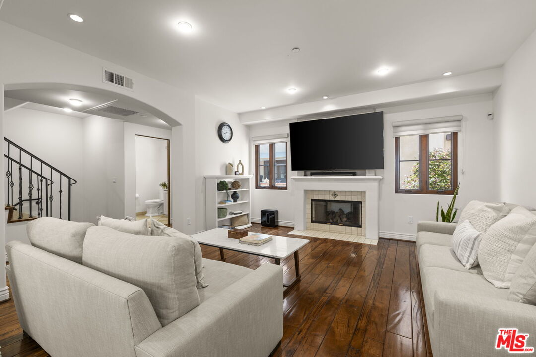 908 17th St Unit: 4
