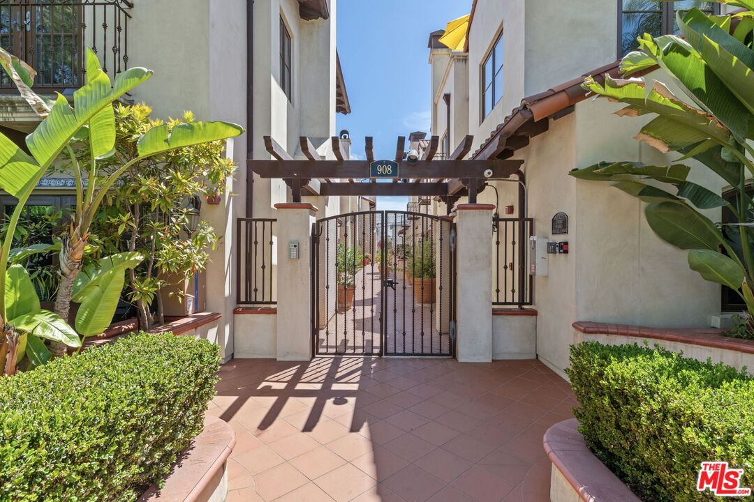 908 17th St Unit: 4