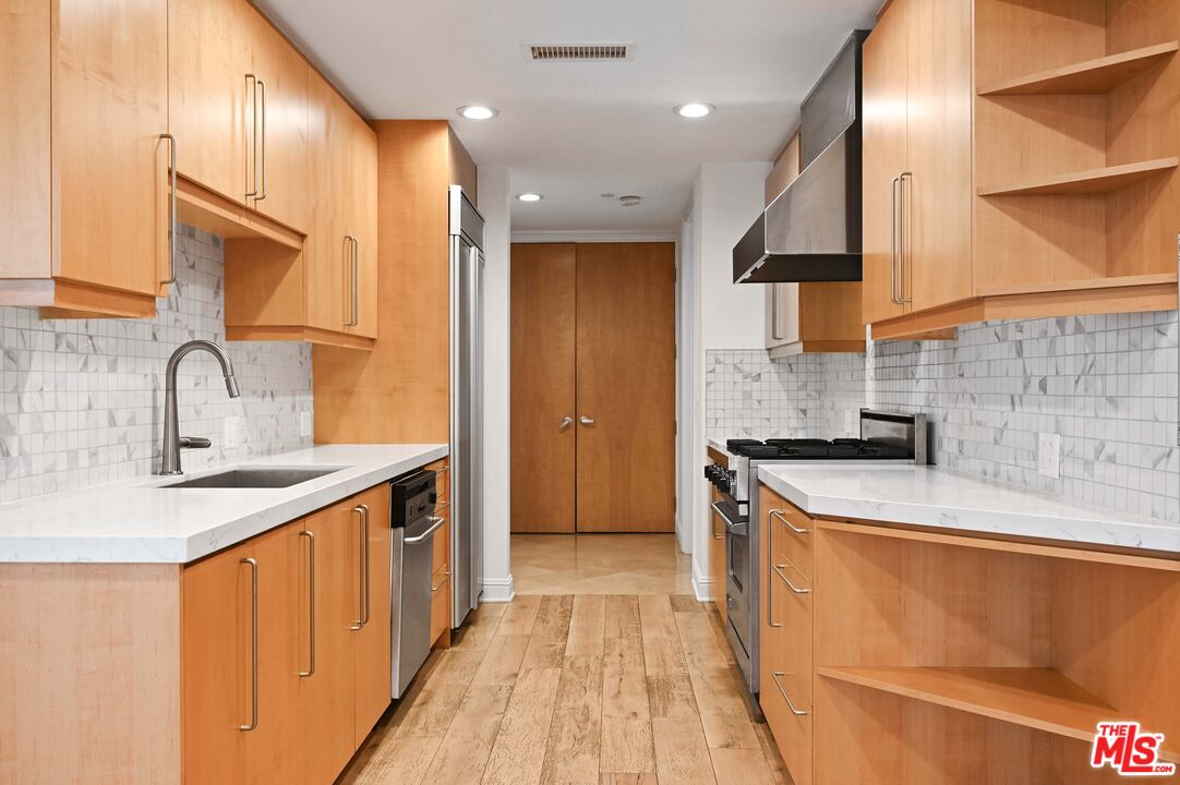 1521 Greenfield Ave Unit: 305