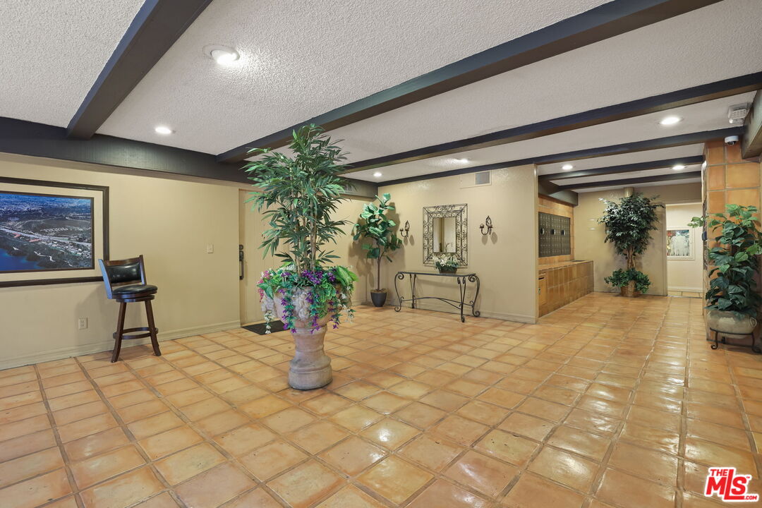 2700 Cahuenga Blvd Unit: 2217