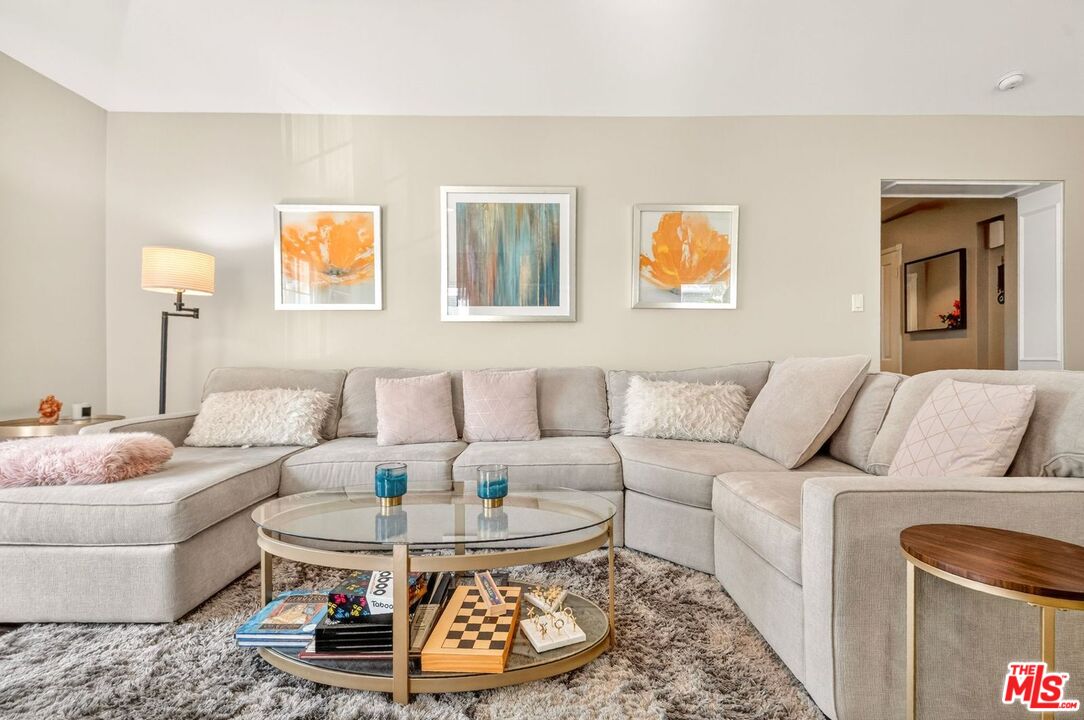 9928 Robbins Dr