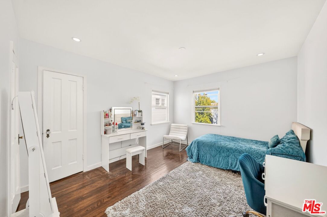 9928 Robbins Dr