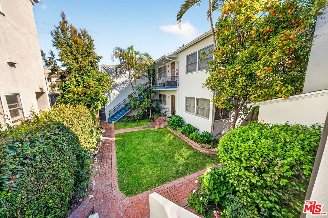 9928 Robbins Dr