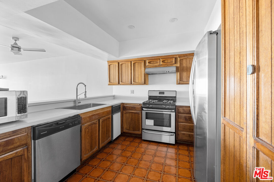 5125 Harold Way Unit: 202