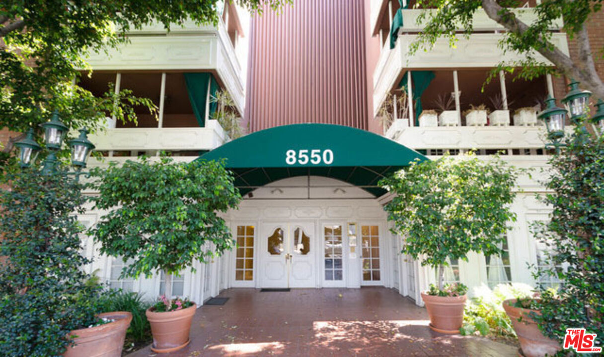 8550 Holloway Dr Unit: 101