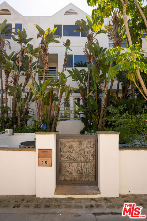 18 Voyage St