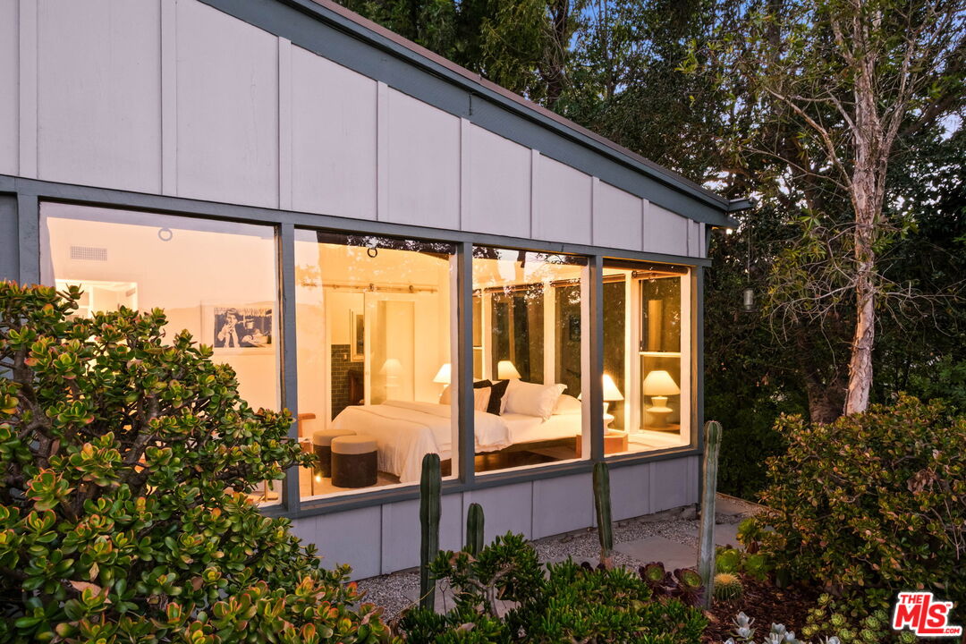 7523 Mulholland Dr