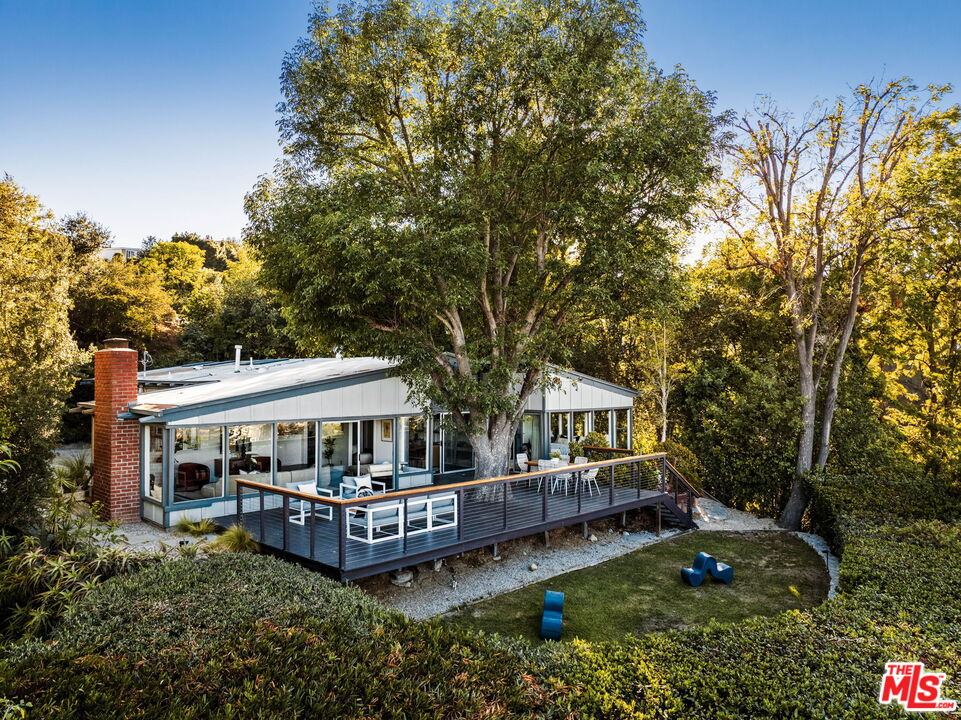 7523 Mulholland Dr
