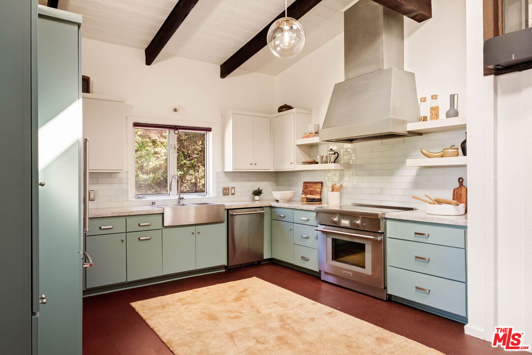 7523 Mulholland Dr