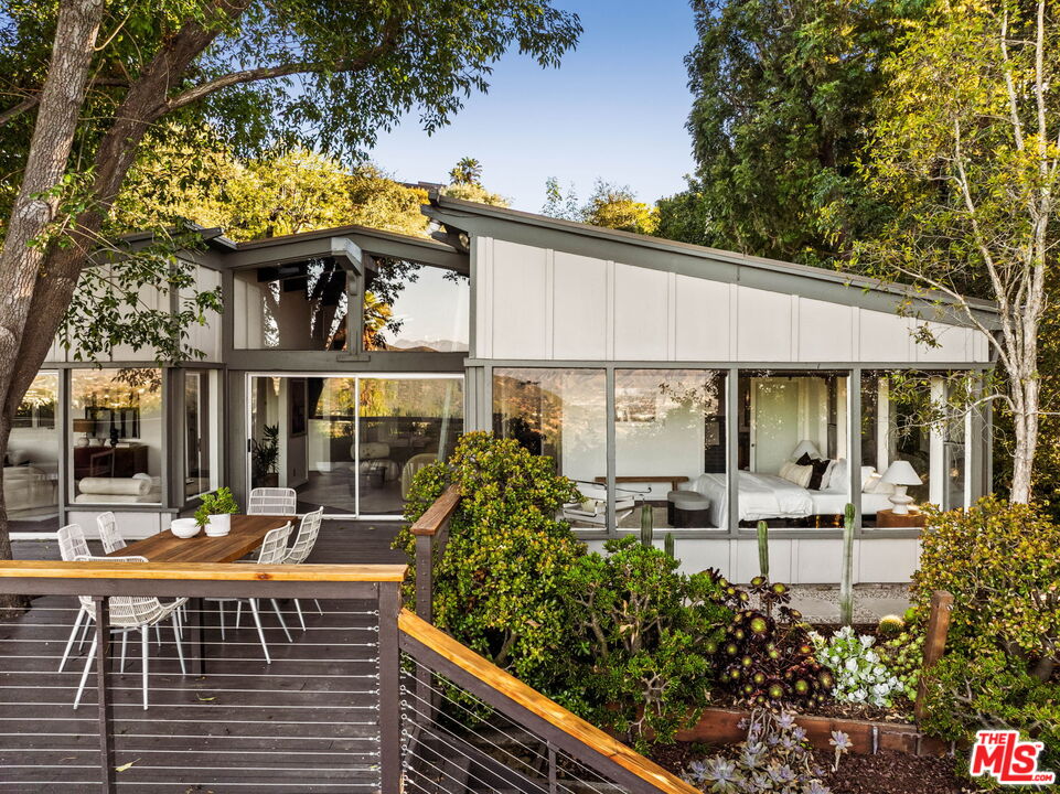 7523 Mulholland Dr