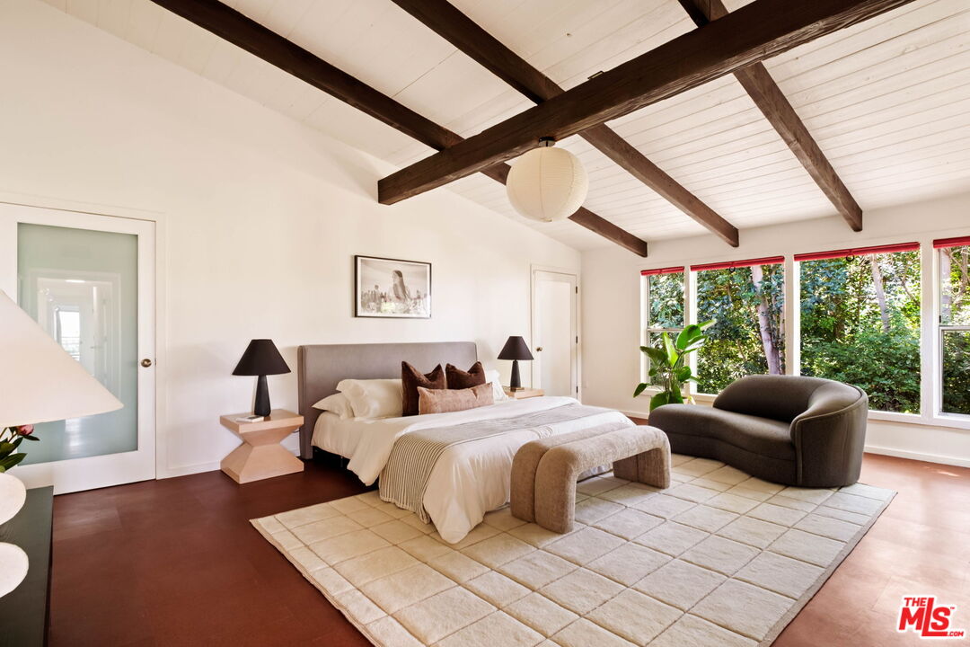 7523 Mulholland Dr