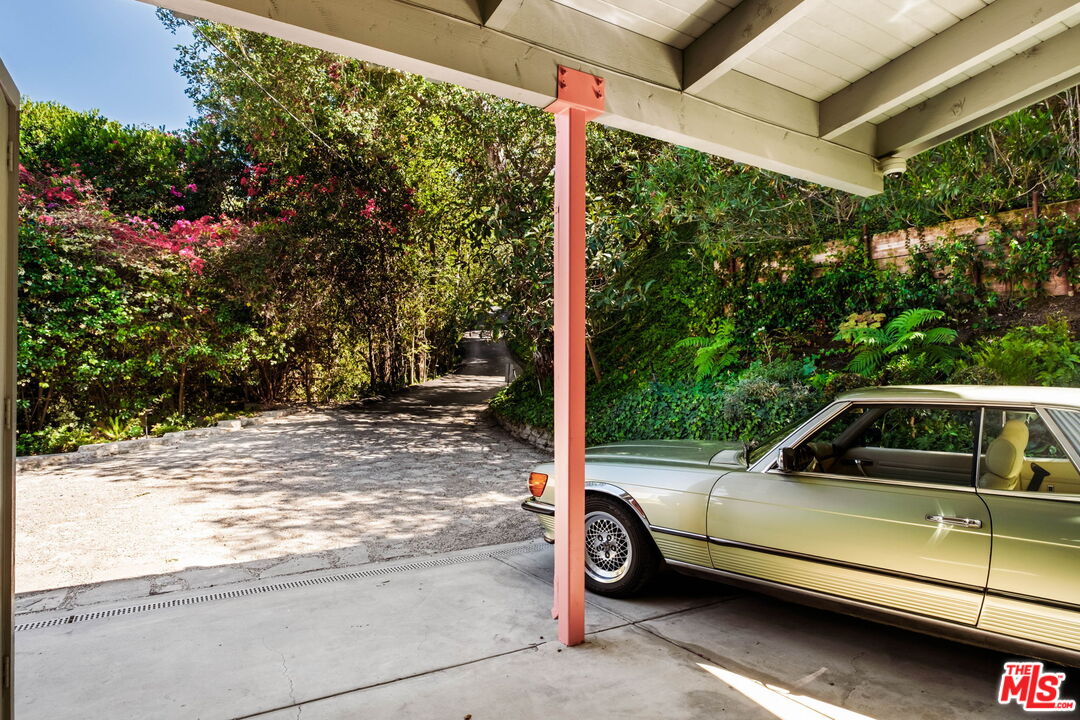 7523 Mulholland Dr