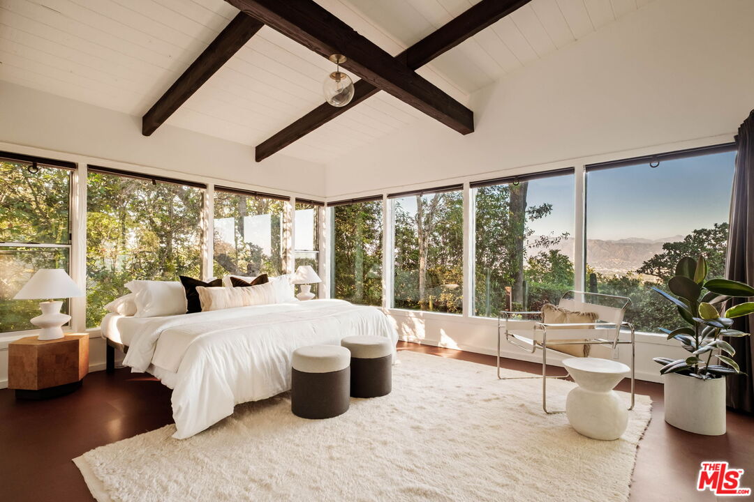 7523 Mulholland Dr
