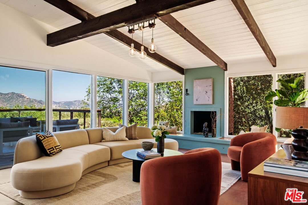 7523 Mulholland Dr