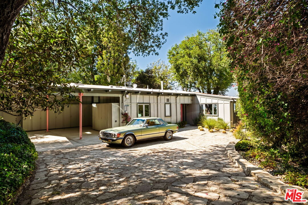7523 Mulholland Dr