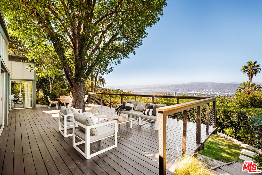 7523 Mulholland Dr