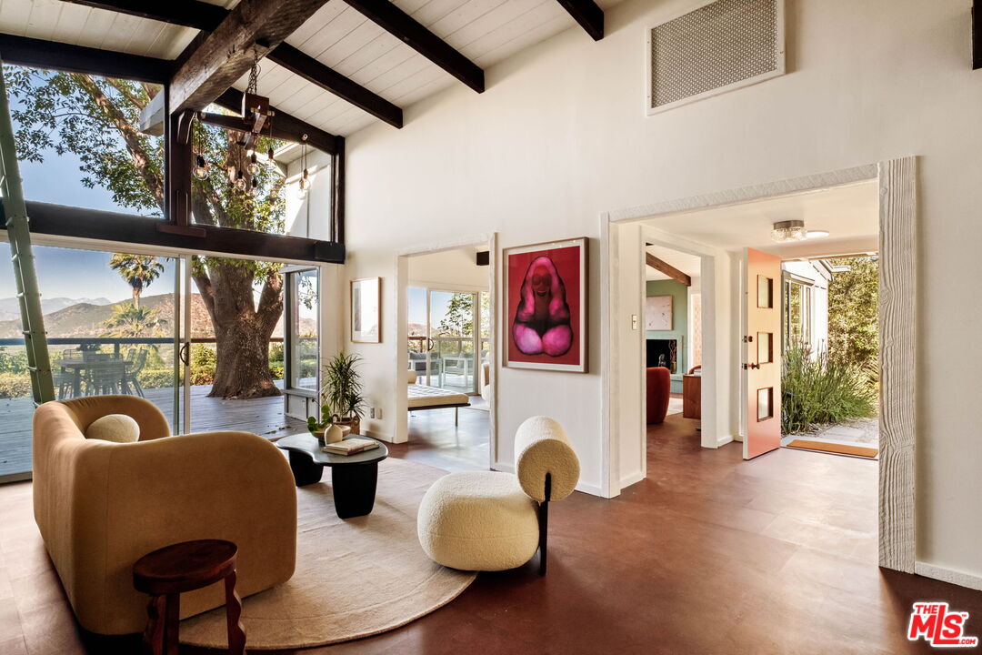 7523 Mulholland Dr