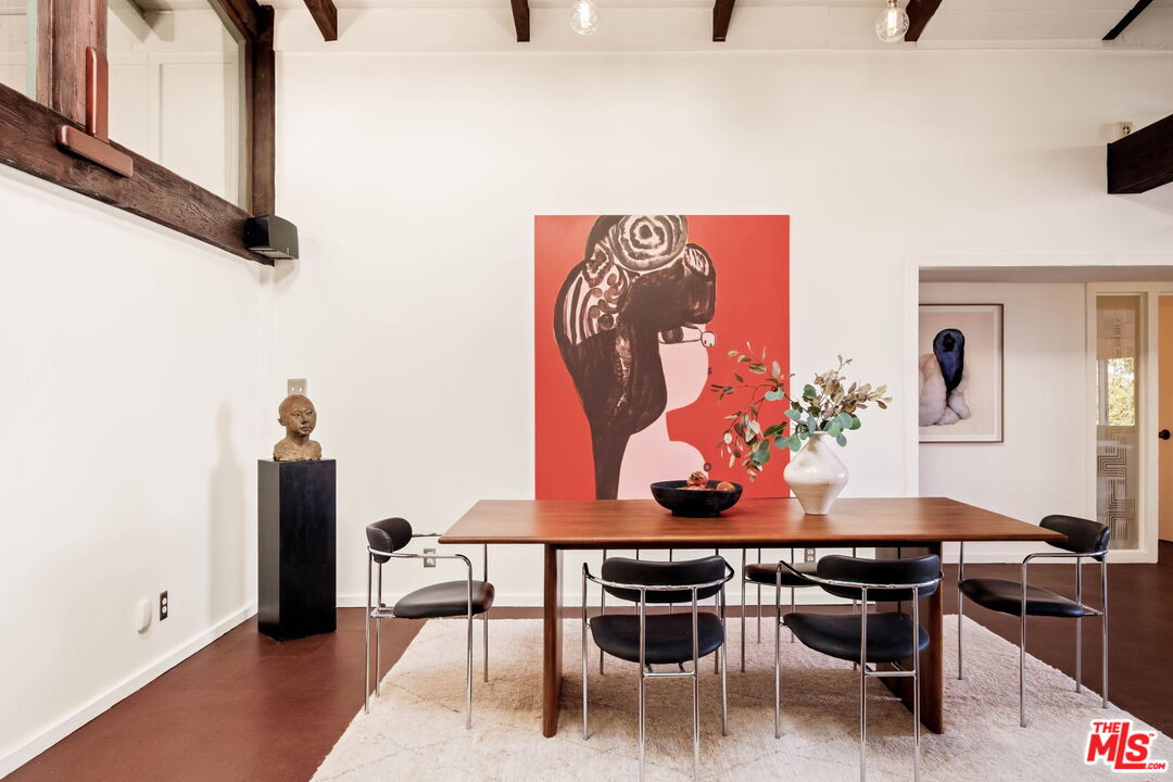 7523 Mulholland Dr