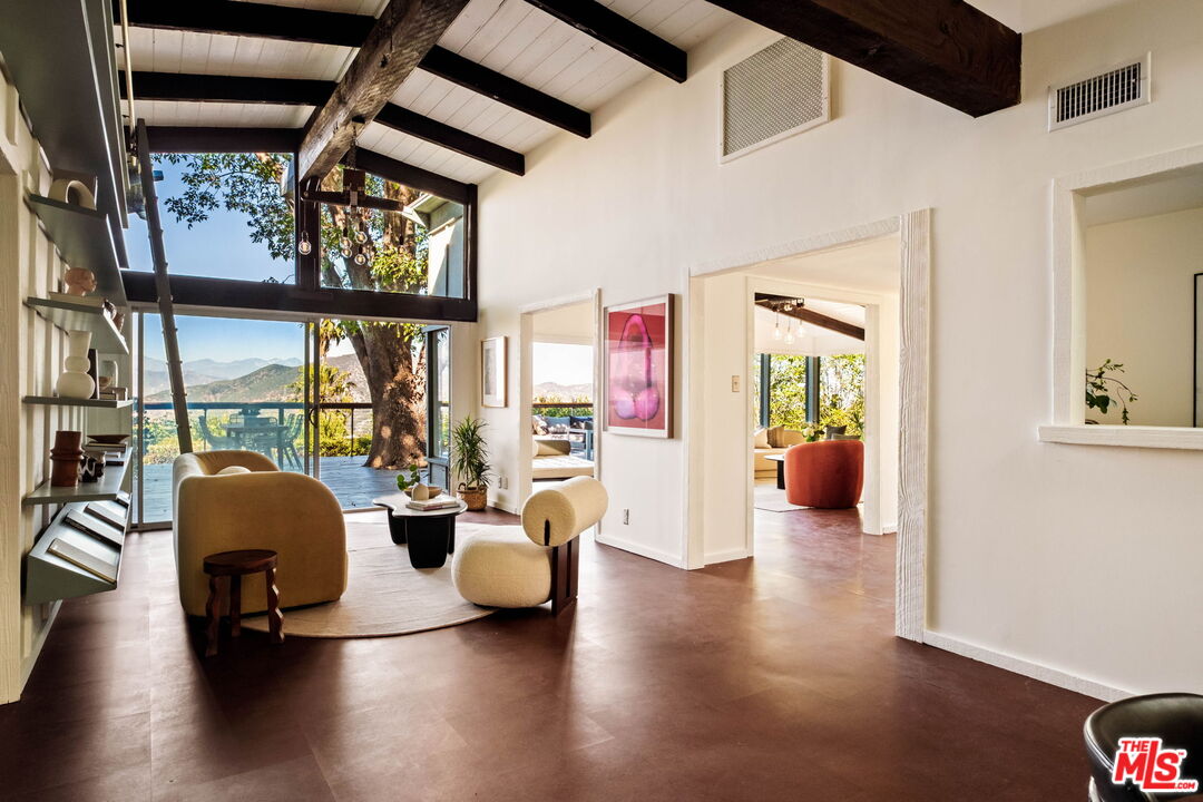 7523 Mulholland Dr