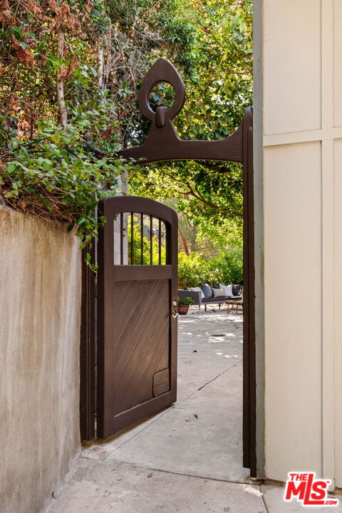 7523 Mulholland Dr