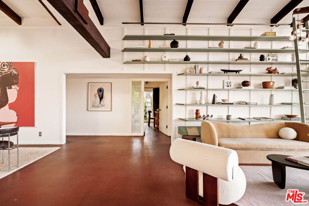 7523 Mulholland Dr
