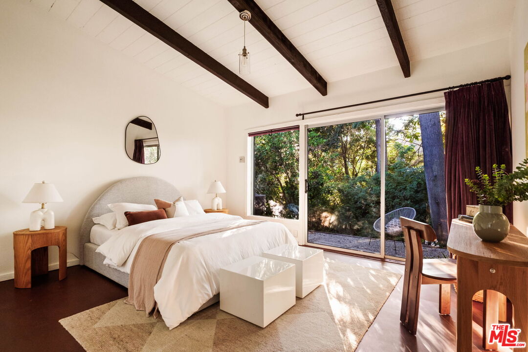 7523 Mulholland Dr
