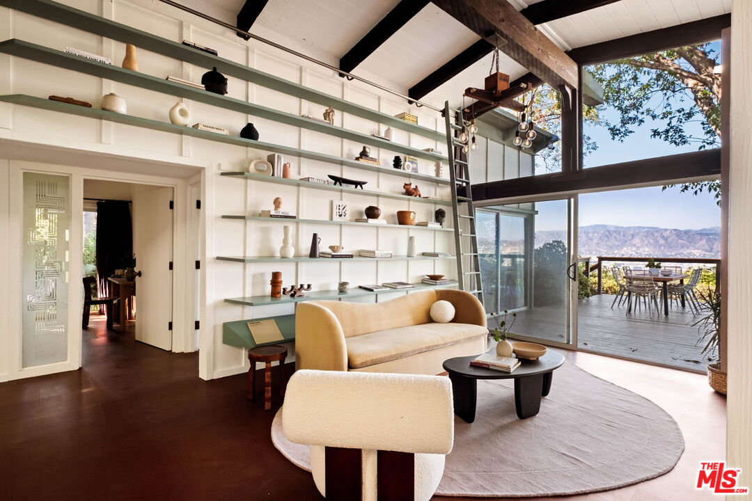 7523 Mulholland Dr