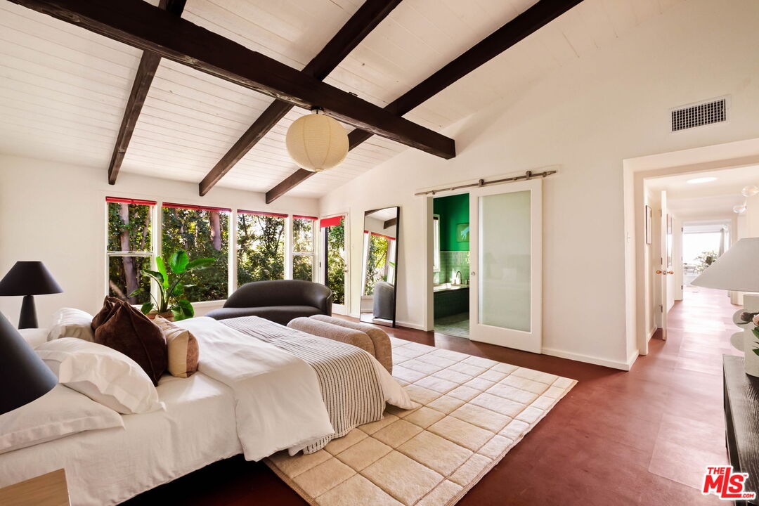 7523 Mulholland Dr