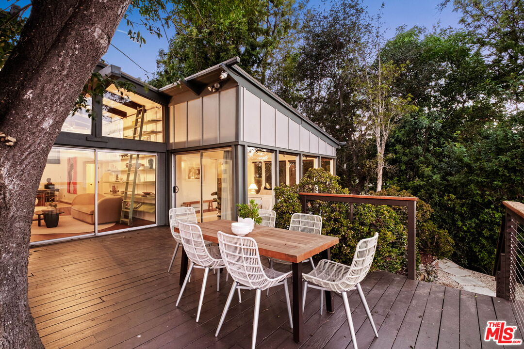 7523 Mulholland Dr