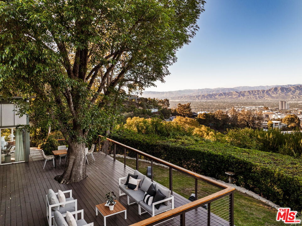 7523 Mulholland Dr