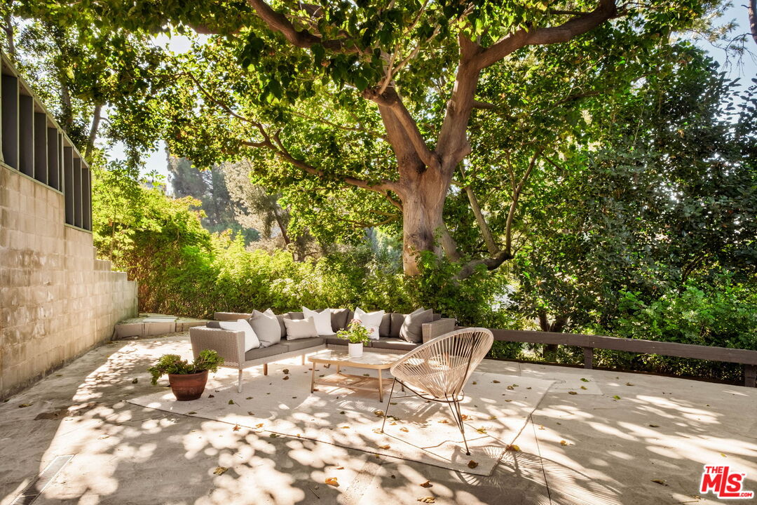 7523 Mulholland Dr