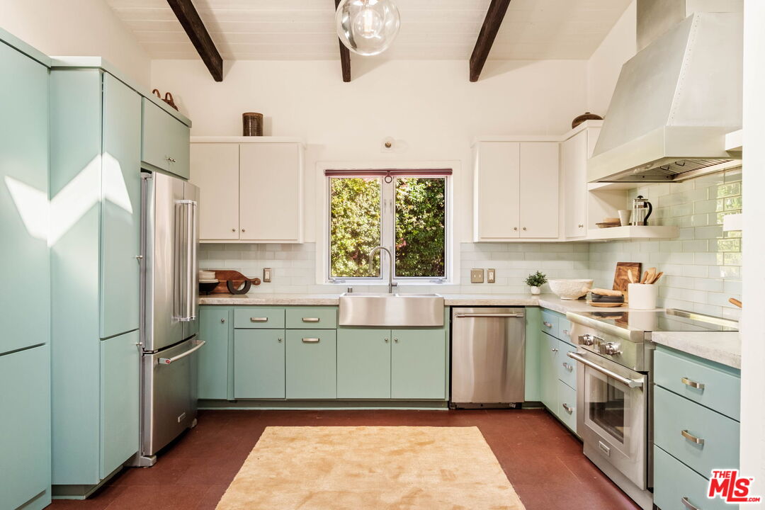 7523 Mulholland Dr