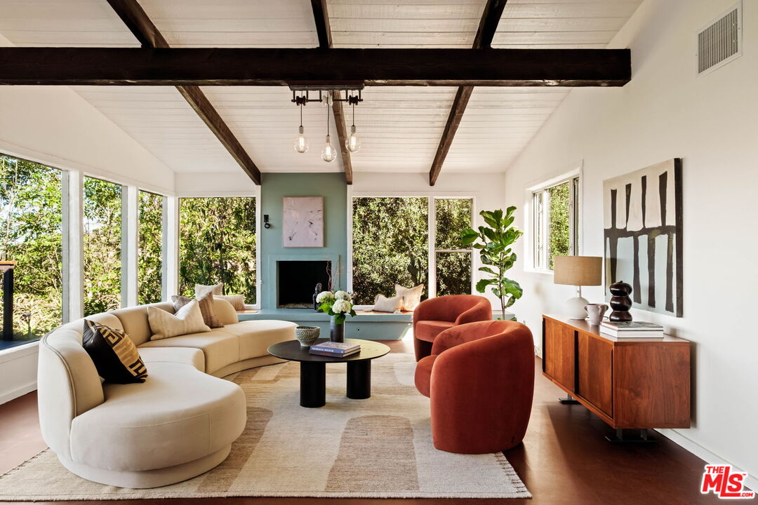 7523 Mulholland Dr