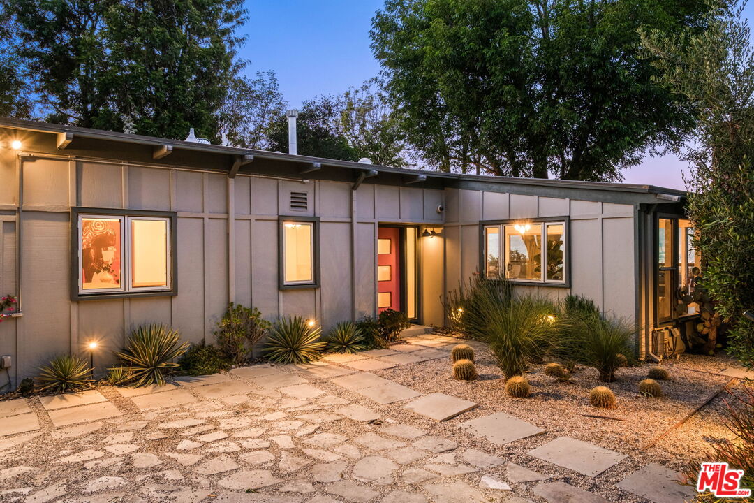 7523 Mulholland Dr