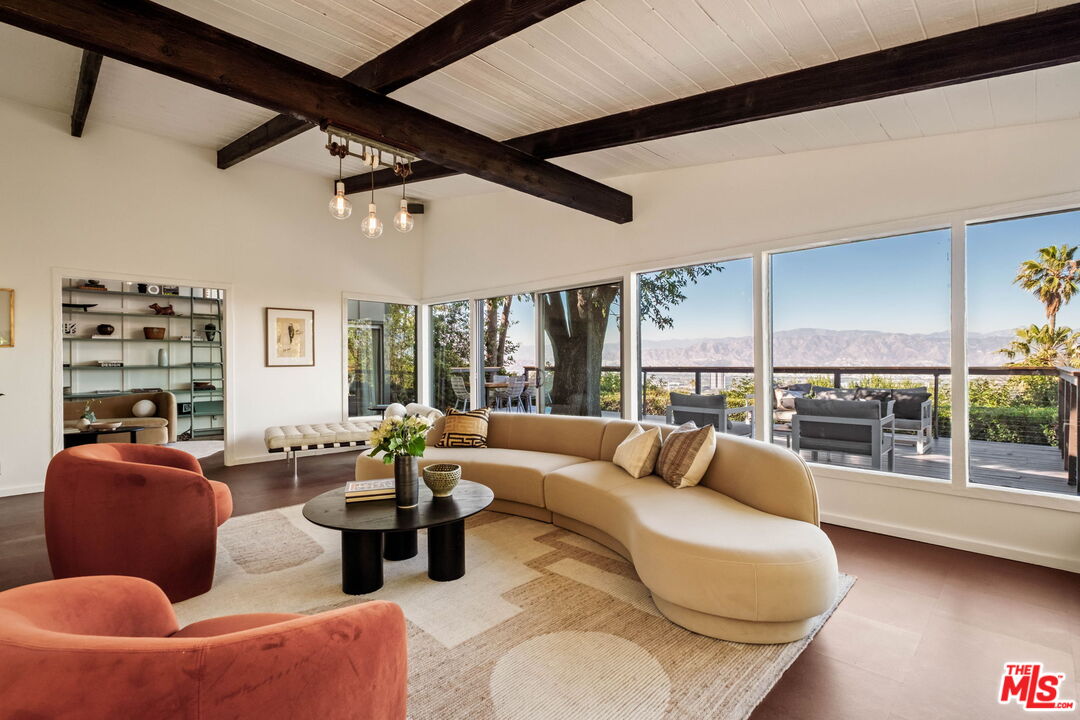 7523 Mulholland Dr