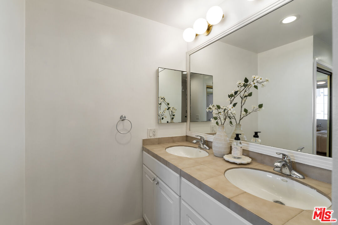 100 S Venice Blvd Unit: 3