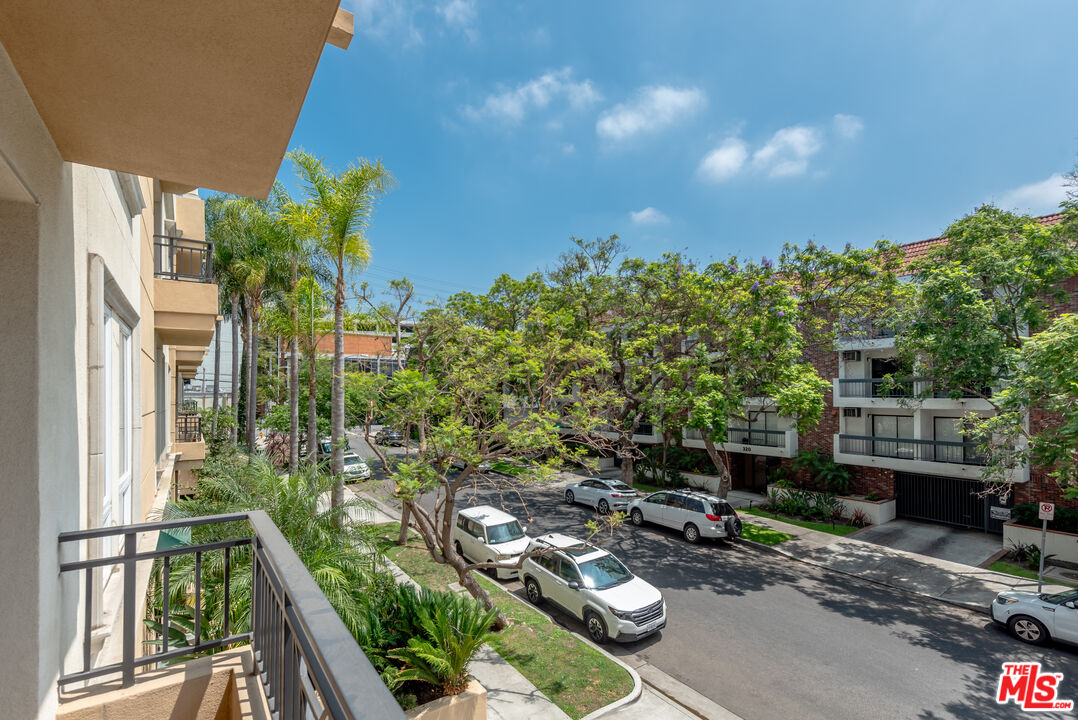 325 Arnaz Dr Unit: 201