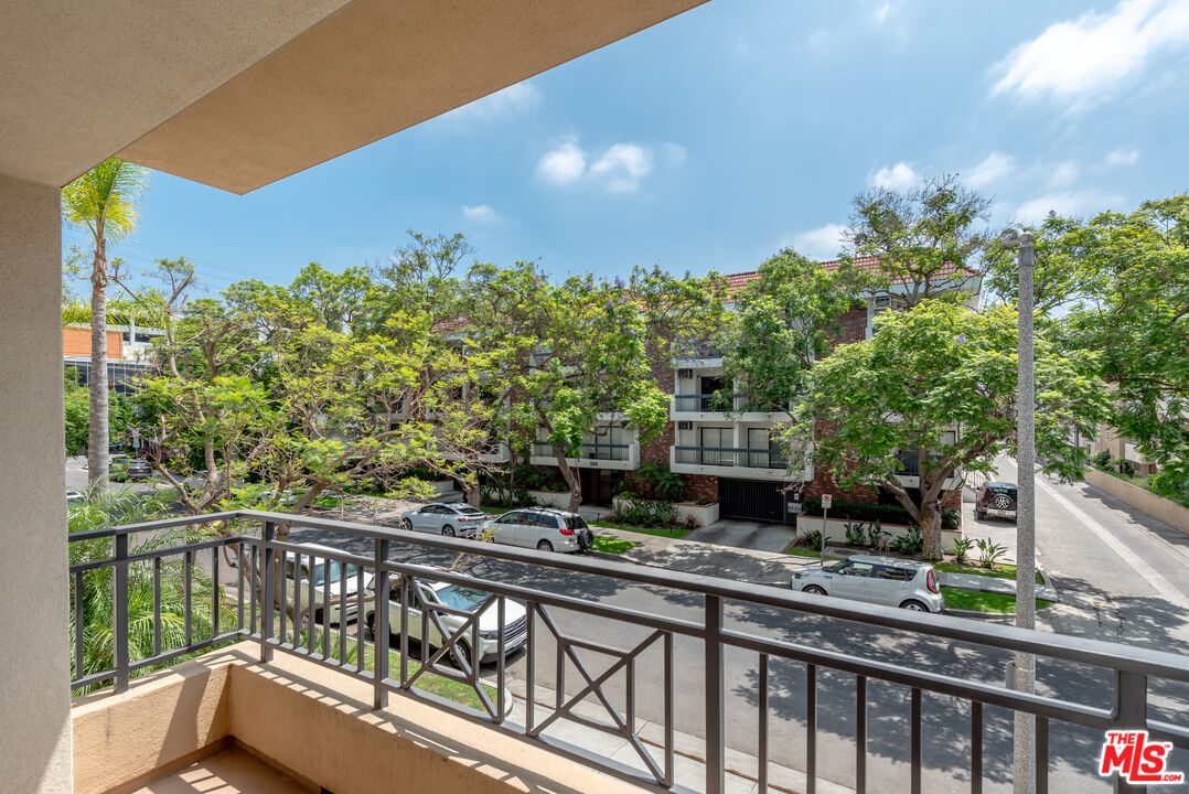 325 Arnaz Dr Unit: 201