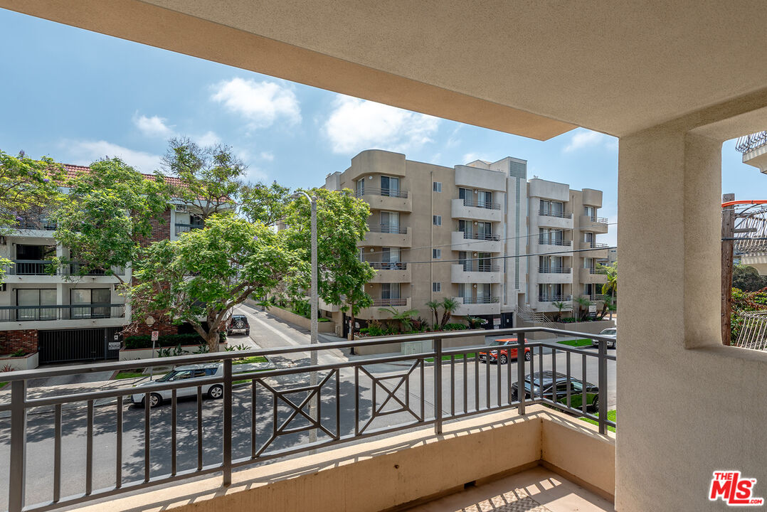 325 Arnaz Dr Unit: 201