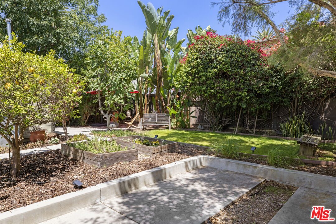 1022 Hyperion Ave
