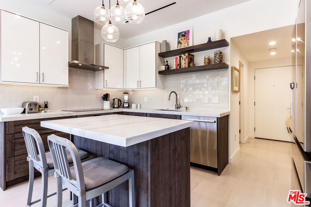838 N Doheny Dr Unit: 203