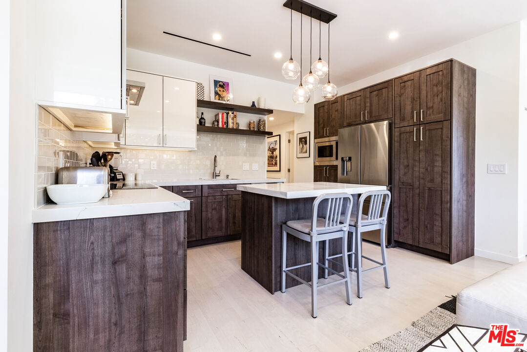 838 N Doheny Dr Unit: 203