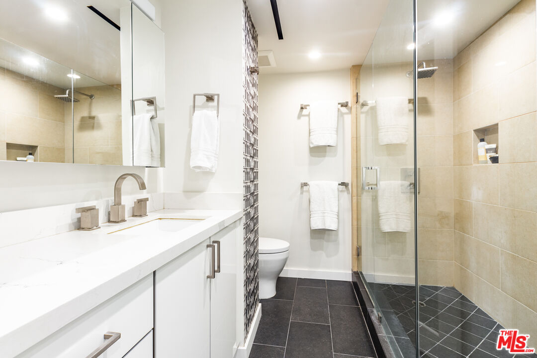 838 N Doheny Dr Unit: 203