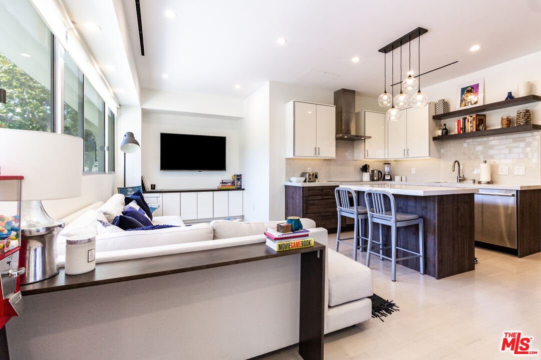 838 N Doheny Dr Unit: 203