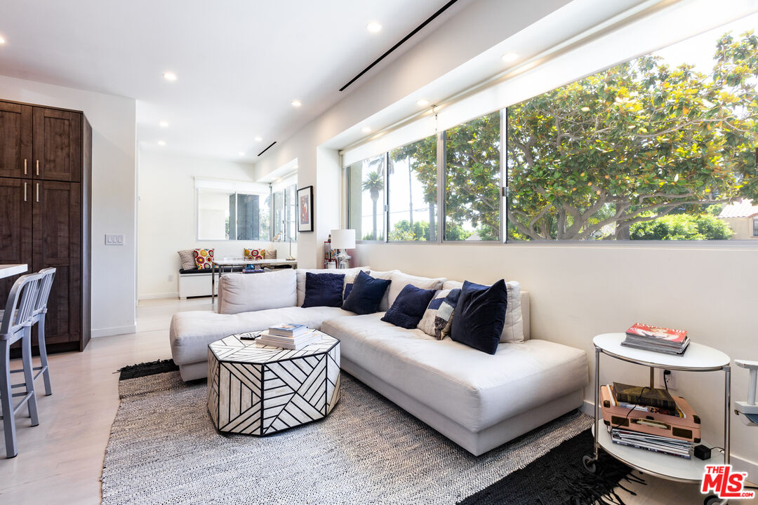 838 N Doheny Dr Unit: 203