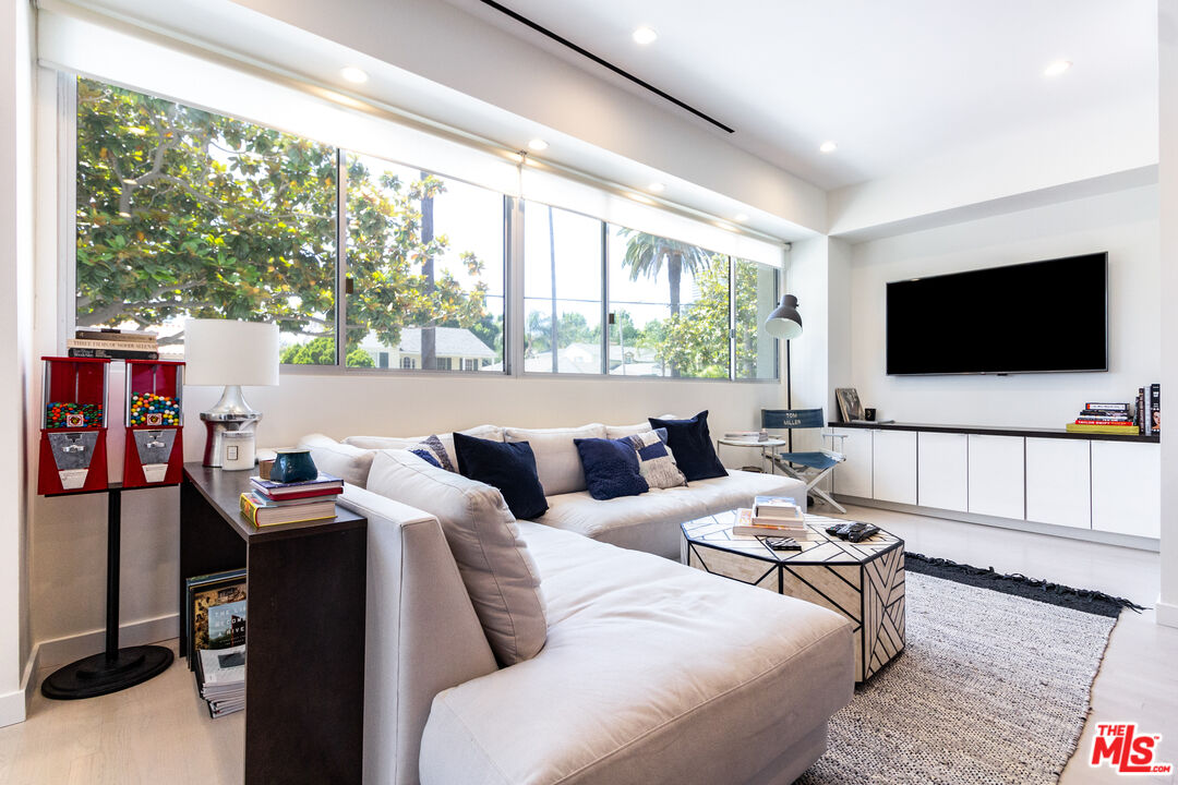 838 N Doheny Dr Unit: 203