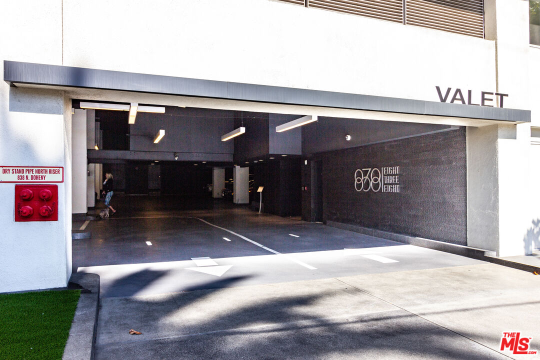 838 N Doheny Dr Unit: 203