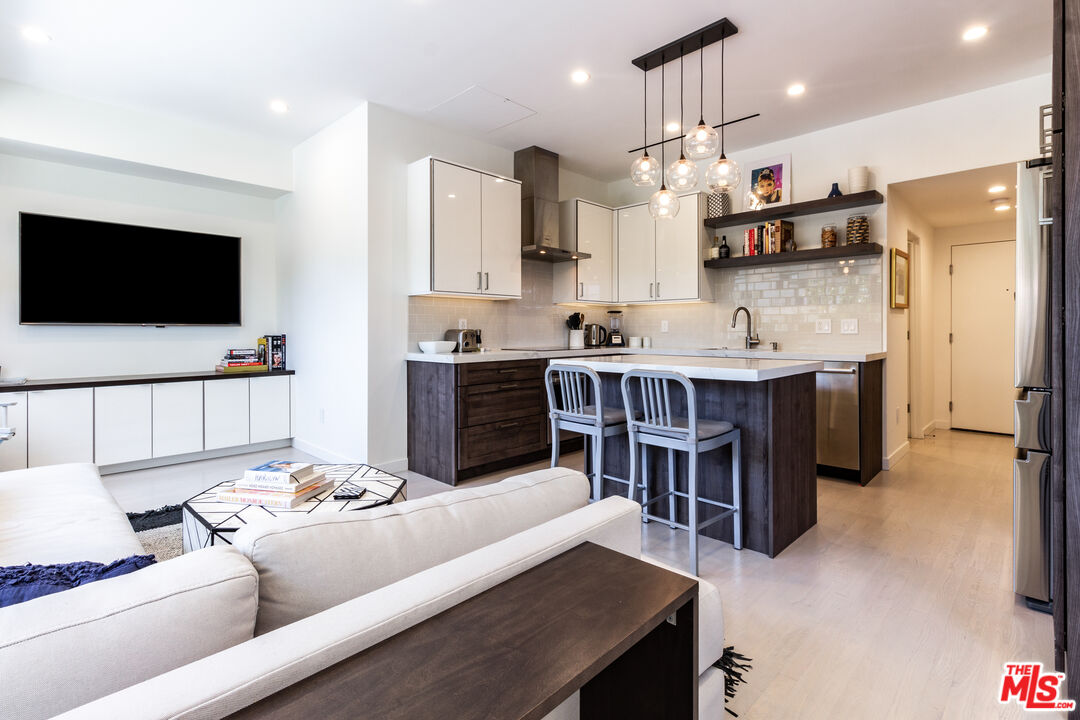 838 N Doheny Dr Unit: 203