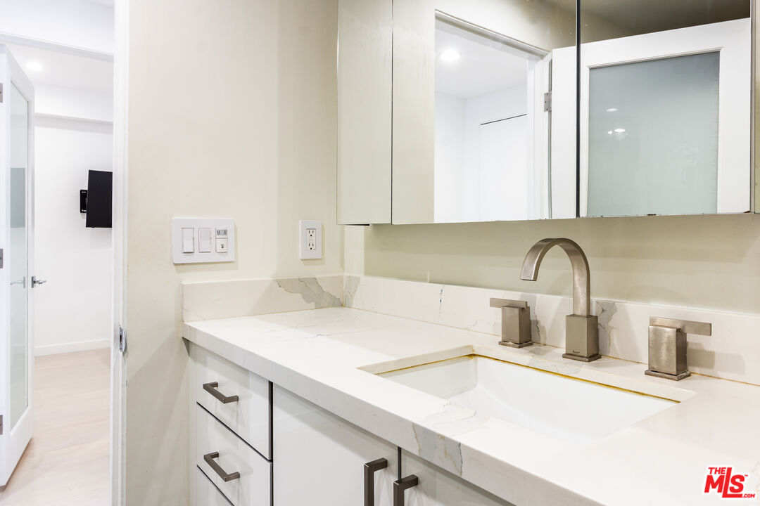 838 N Doheny Dr Unit: 203