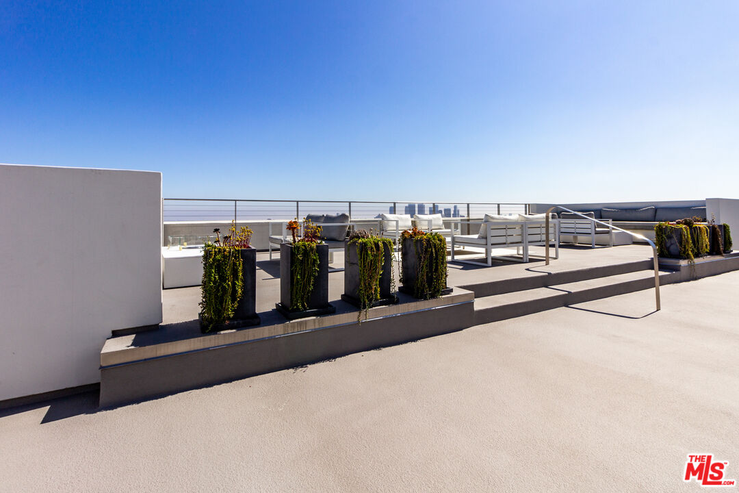 838 N Doheny Dr Unit: 203